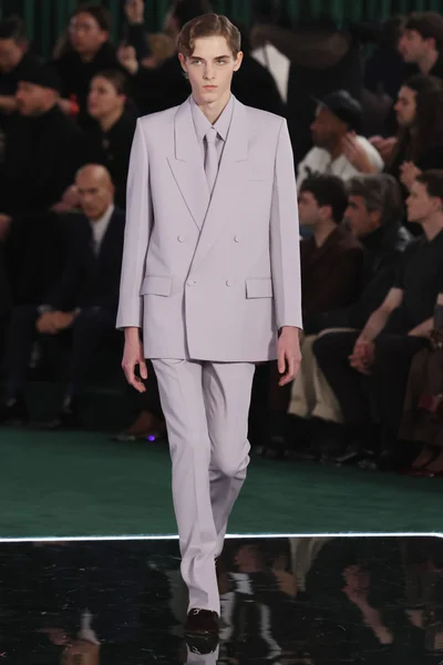 Look 16